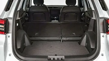 Vista del maletero amplio y versátil del DR 4.0 con los asientos traseros abatibles.
