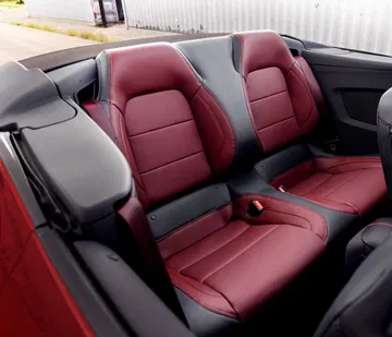 Vista parcial de los asientos de cuero rojo del Ford Mustang.