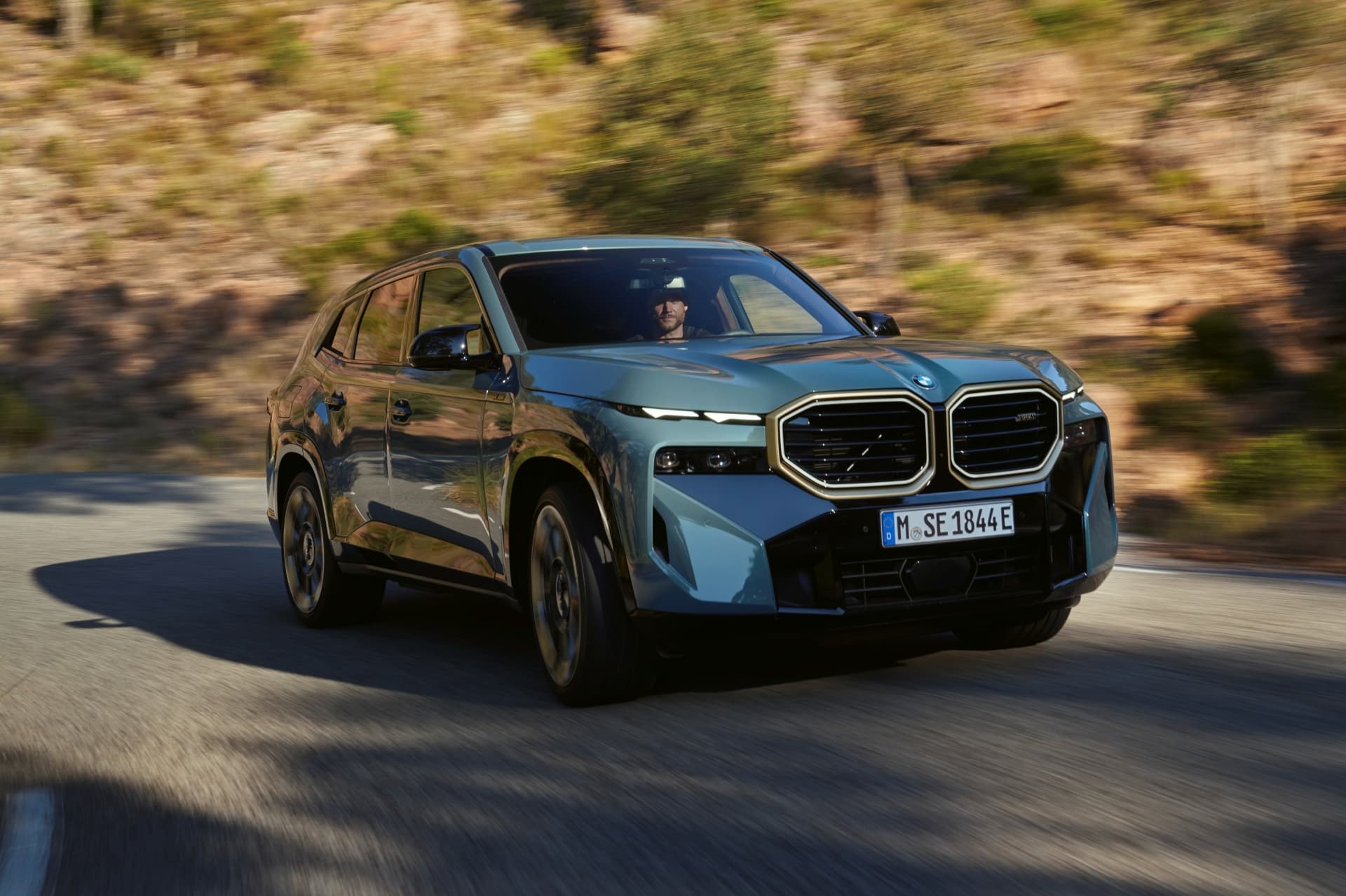 BMW XM en conducción, vista delantera y lateral dinámica.
