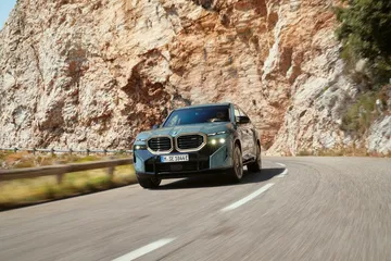 Vista dinámica del BMW XM mostrando su imponente frontal y línea lateral.