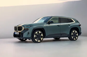 Vista lateral del BMW XM revelando su línea de diseño y llantas exclusivas.