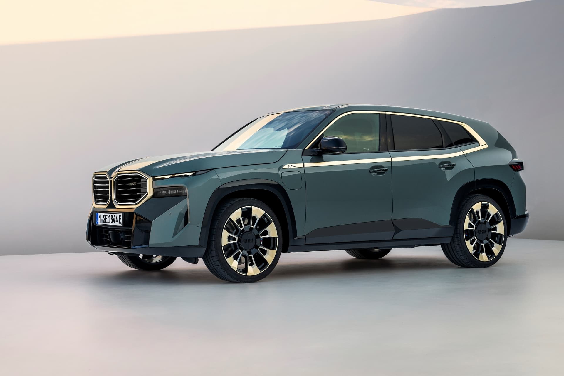 Vista lateral del BMW XM revelando su línea de diseño y llantas exclusivas.