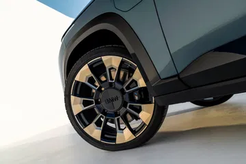 Vista detallada de la llanta con diseño exclusivo del BMW XM.