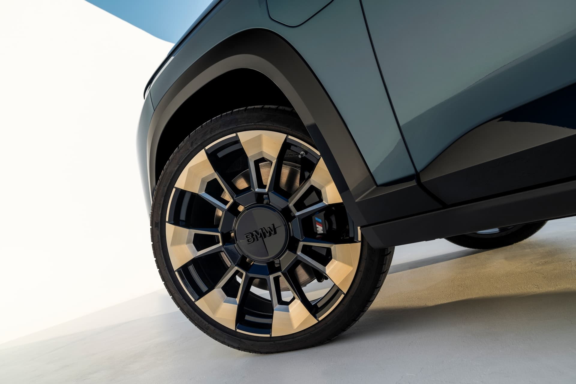 Vista detallada de la llanta con diseño exclusivo del BMW XM.