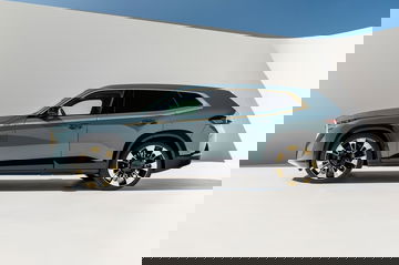 Vista lateral del BMW XM que muestra su perfil aerodinámico y llantas distintivas.