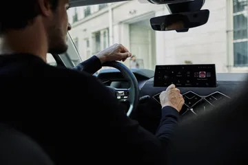 Vista de la cabina del DS 3 desde el punto de vista del conductor enfocando el volante y el panel de instrumentos.