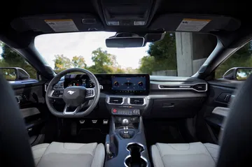 Vista frontal de la cabina del Ford Mustang, destacando su moderno diseño y tecnología.