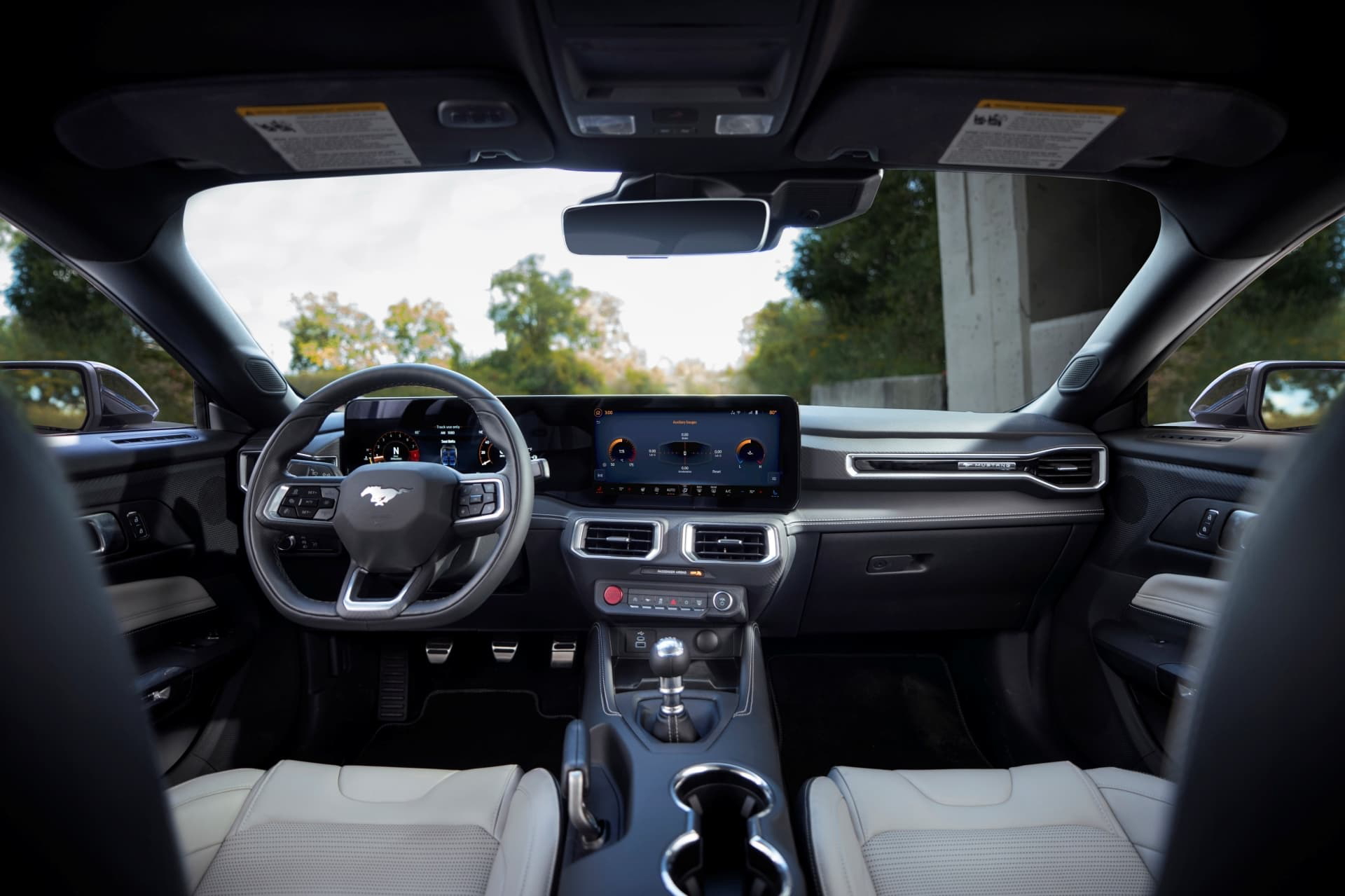 Vista frontal de la cabina del Ford Mustang, destacando su moderno diseño y tecnología.
