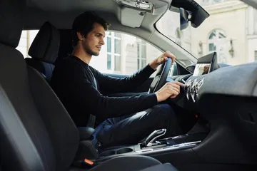 Conductor al volante con vista del tablero y volante del DS 3.