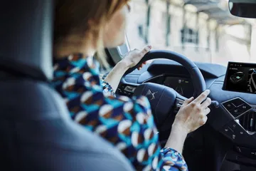 Vista del conductor del DS 3, enfocando el volante y el tablero.