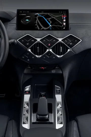 Consola central del DS 3 con pantalla táctil y controles de climatización