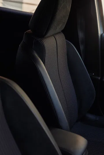 Vista cercana del asiento deportivo en acabados premium del DS 3.