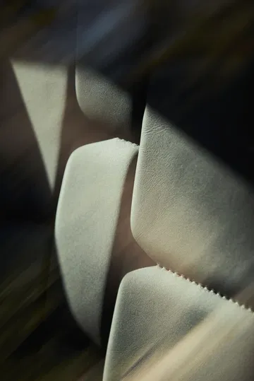 Vista cercana de la textura y costuras del asiento del DS 3.