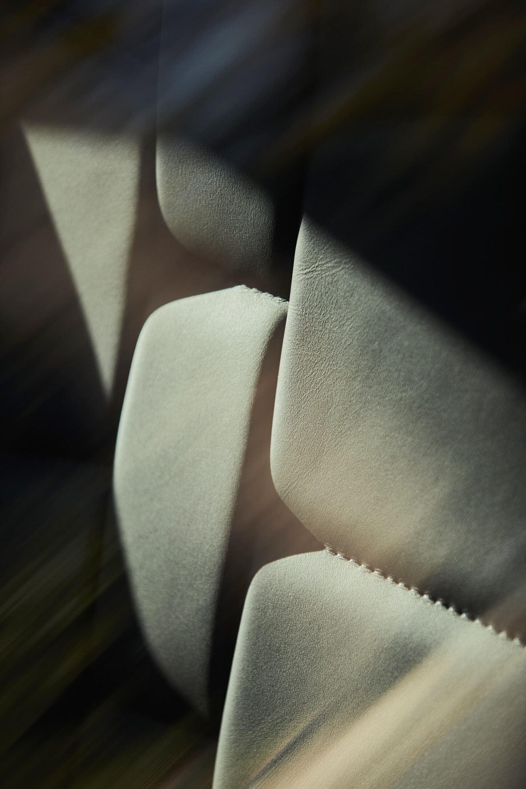 Vista cercana de la textura y costuras del asiento del DS 3.