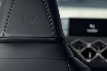 Vista cercana de los asientos del DS 3 con acabados premium.