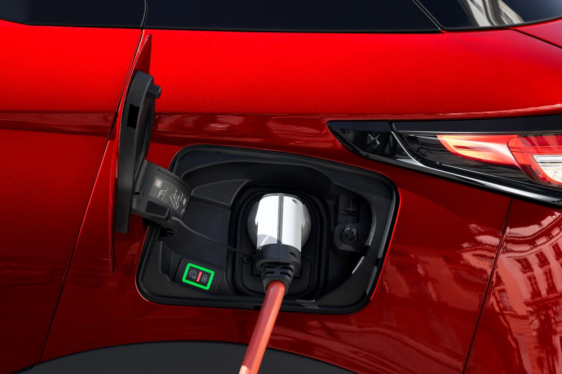 Toma cercana del sistema de carga del DS 3, resaltando su integración en el diseño.