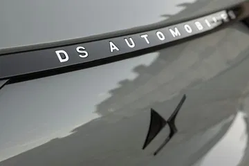 Primer plano del emblema distintivo de DS Automobiles.