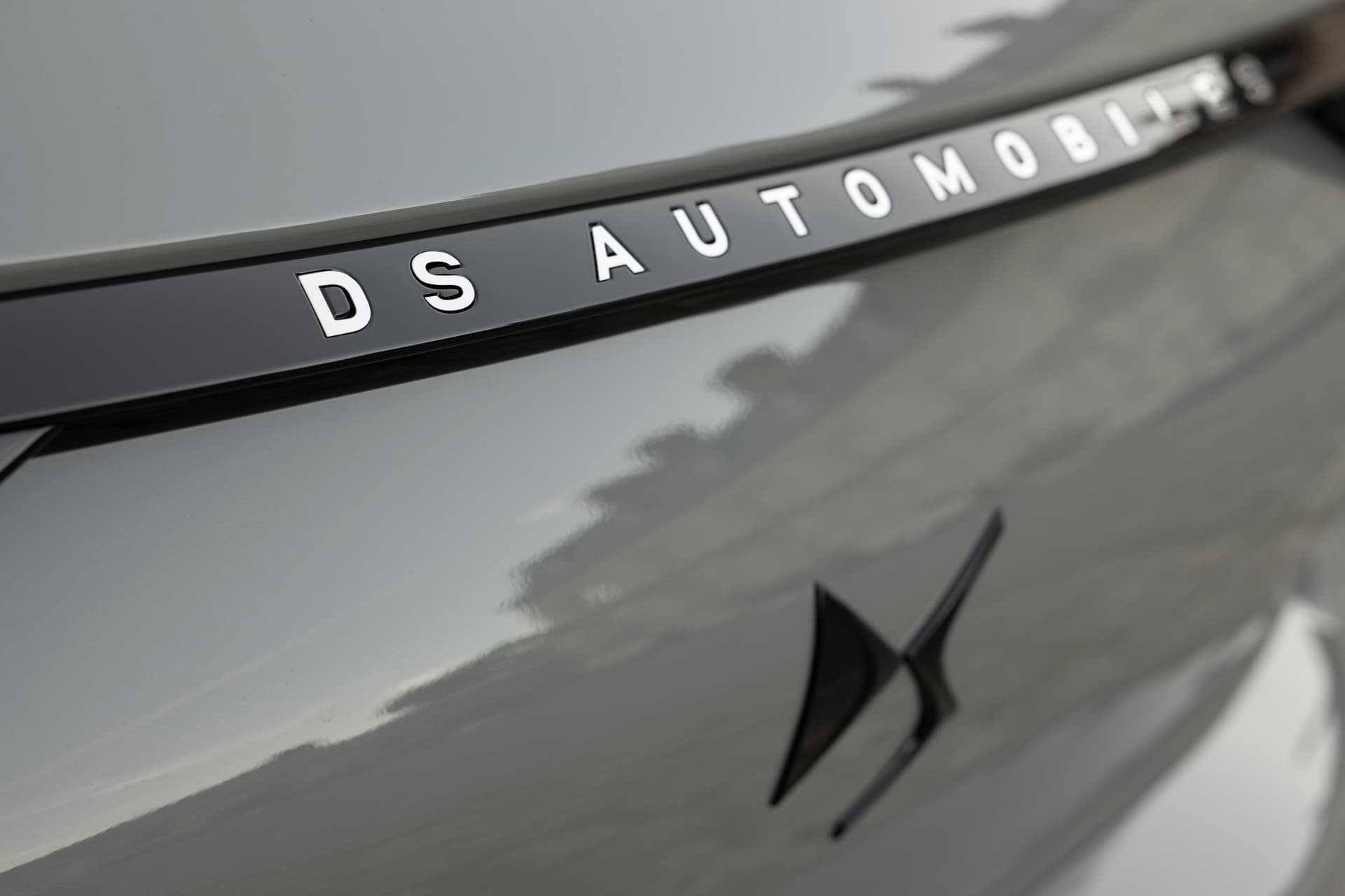 Primer plano del emblema distintivo de DS Automobiles.