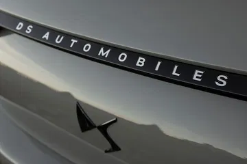 Primer plano del emblema DS Automobiles en el DS 3.
