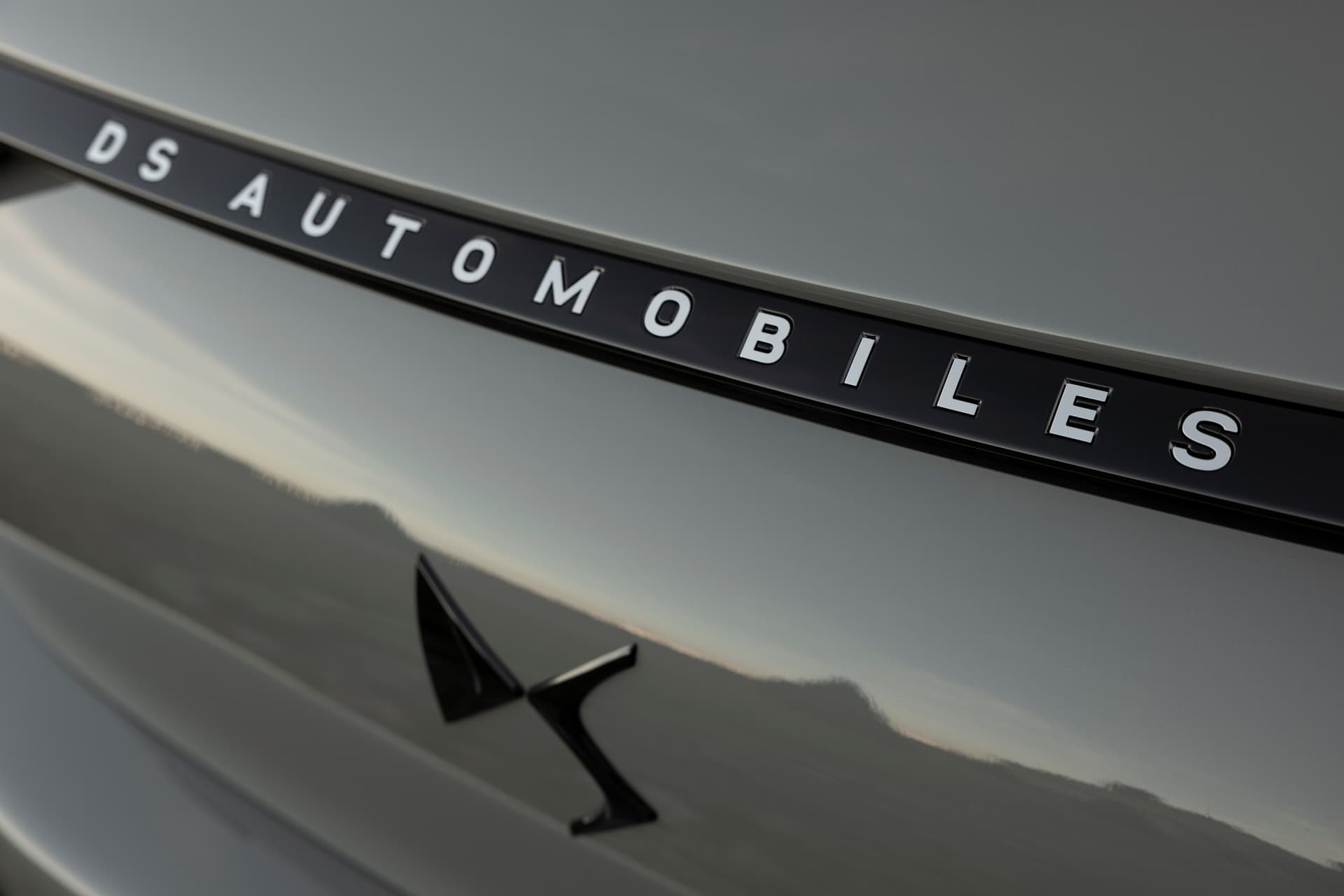 Primer plano del emblema DS Automobiles en el DS 3.