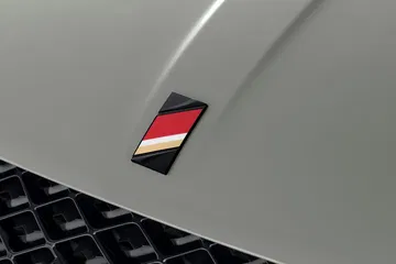 Primer plano del emblema distintivo del DS 3. Reflejo de su identidad de marca.