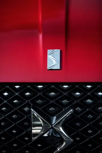 Detalle distintivo del DS 3, enfocando emblema y texturas.