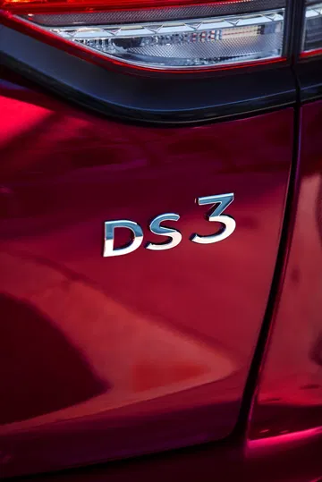 Vista cercana de la insignia DS 3 en el lateral del vehículo, resaltando su acabado.