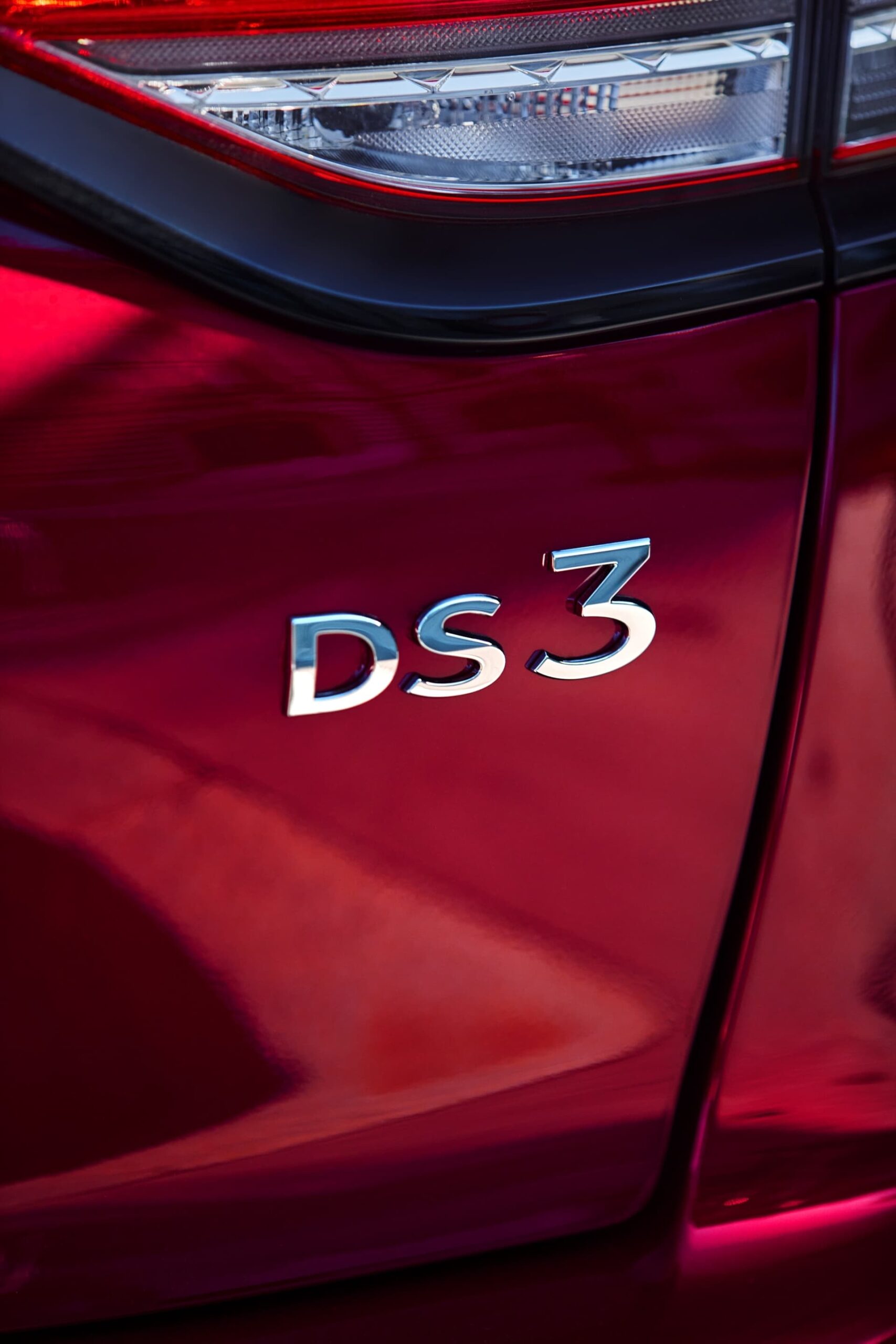 Vista cercana de la insignia DS 3 en el lateral del vehículo, resaltando su acabado.