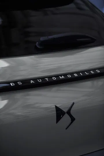 Primer plano del emblema distintivo DS Automobiles en el DS 3.