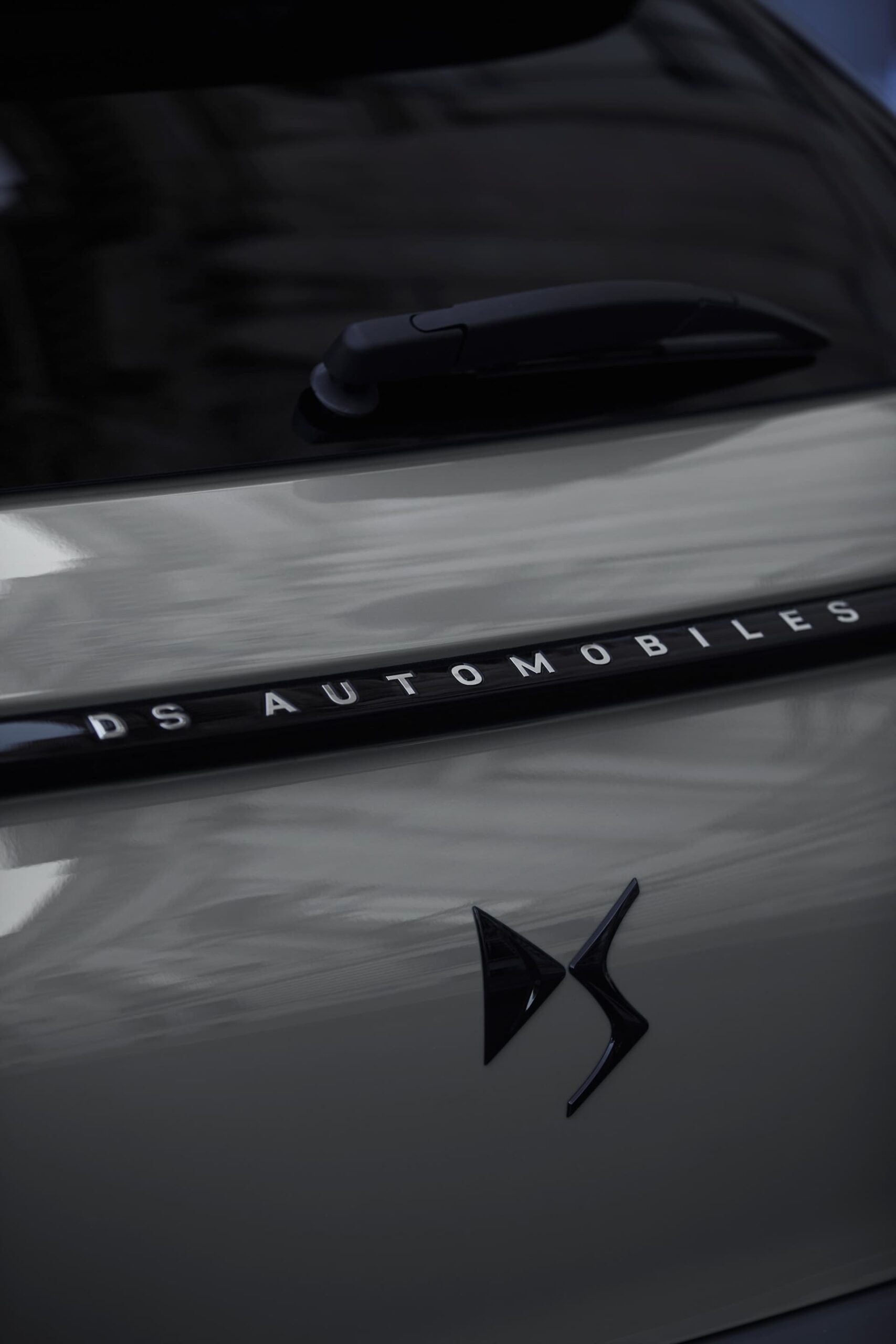 Primer plano del emblema distintivo DS Automobiles en el DS 3.