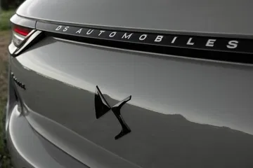 Vista cercana del emblema trasero del DS 3, resaltando la marca y el diseño.