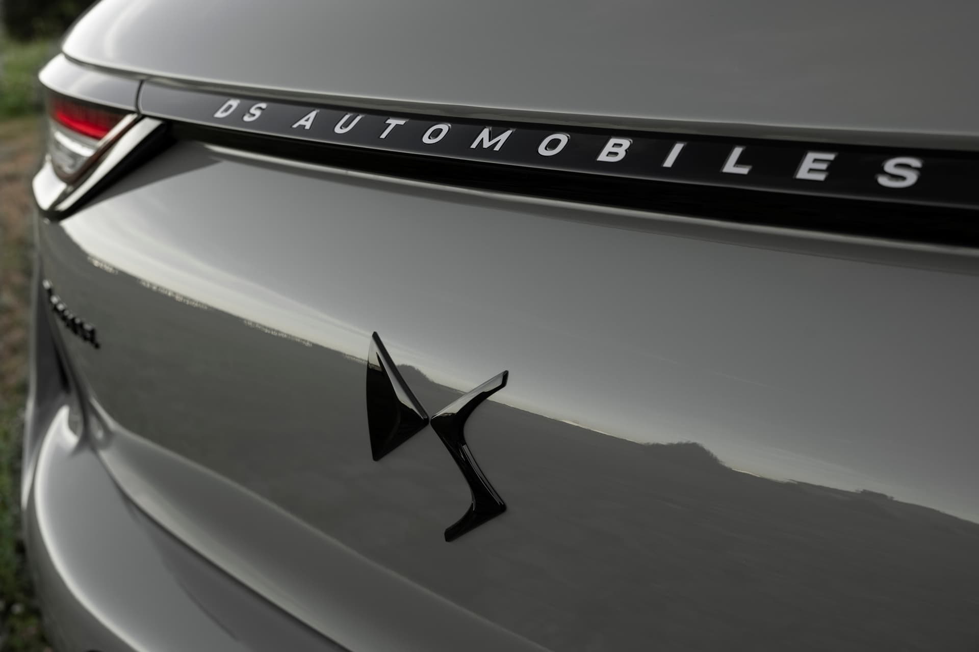 Vista cercana del emblema trasero del DS 3, resaltando la marca y el diseño.