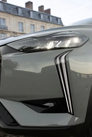 Primer plano del faro delantero del DS 3, destacando su diseño vanguardista.