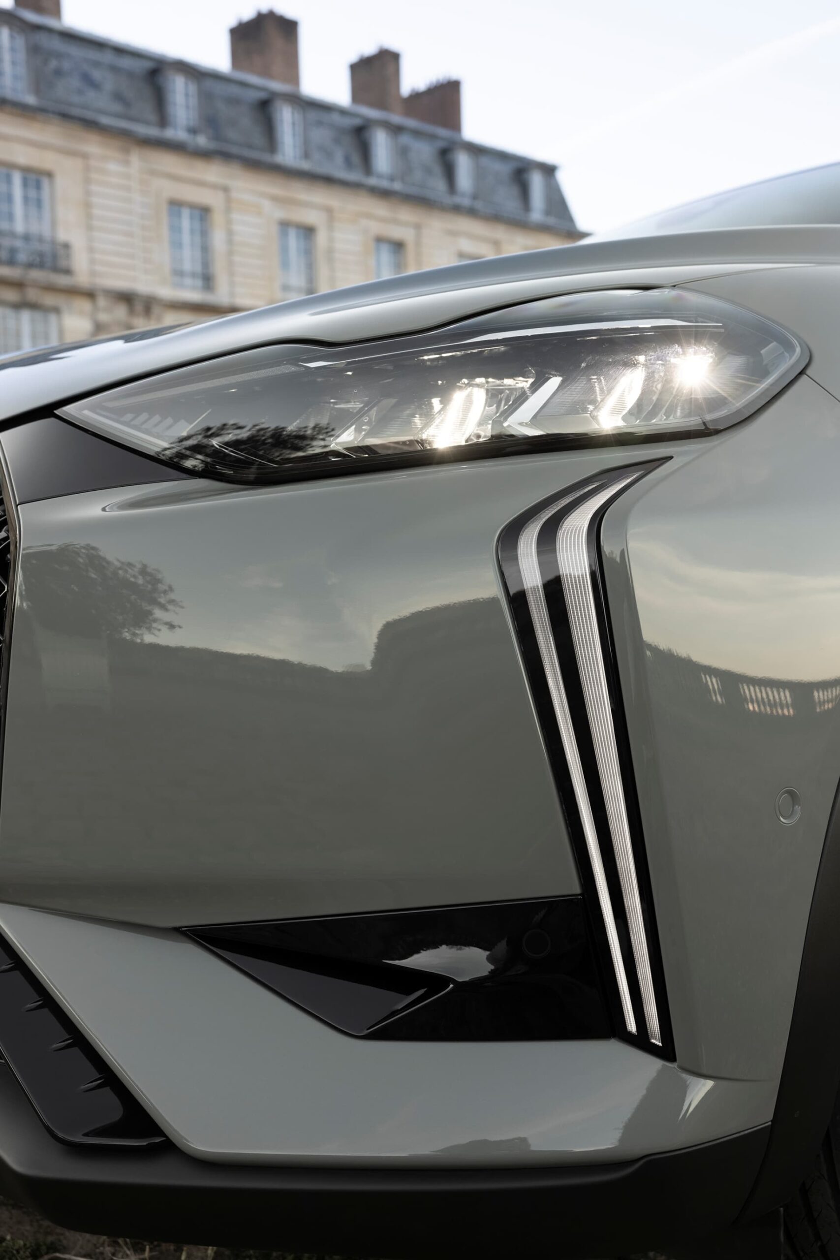 Primer plano del faro delantero del DS 3, destacando su diseño vanguardista.