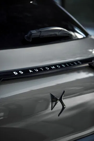 Imagen enfocada en el distintivo trasero del DS 3 con logotipo de DS Automobiles.