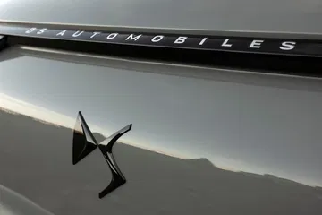 Vista cercana de la insignia y diseño en el DS 3