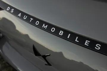 Toma cercana del logo DS Automobiles en relieve.