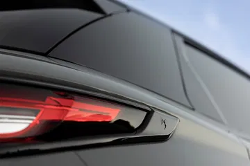 Vista cercana de la luz trasera del DS 3 resaltando su diseño distintivo.