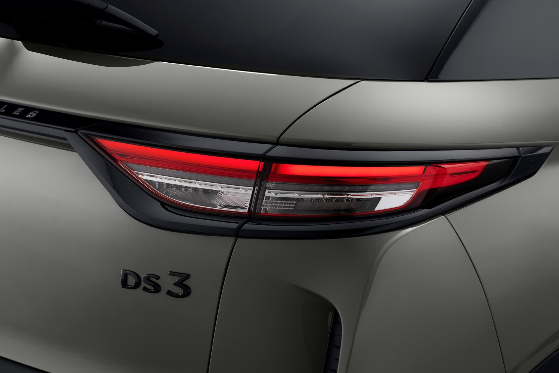 Vista cercana de la luz trasera LED del DS 3, diseño distintivo.