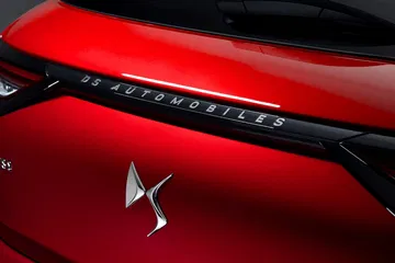 Vista cercana de la luz trasera LED del DS 3, destacando su diseño distintivo.