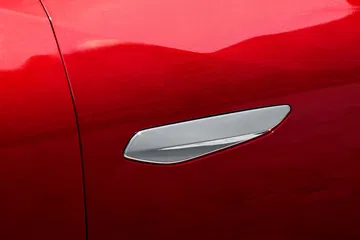 Manija cromada en puerta DS 3 que denota elegancia y estilo.