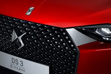 Vista cercana de la parrilla frontal y el emblema del DS 3.