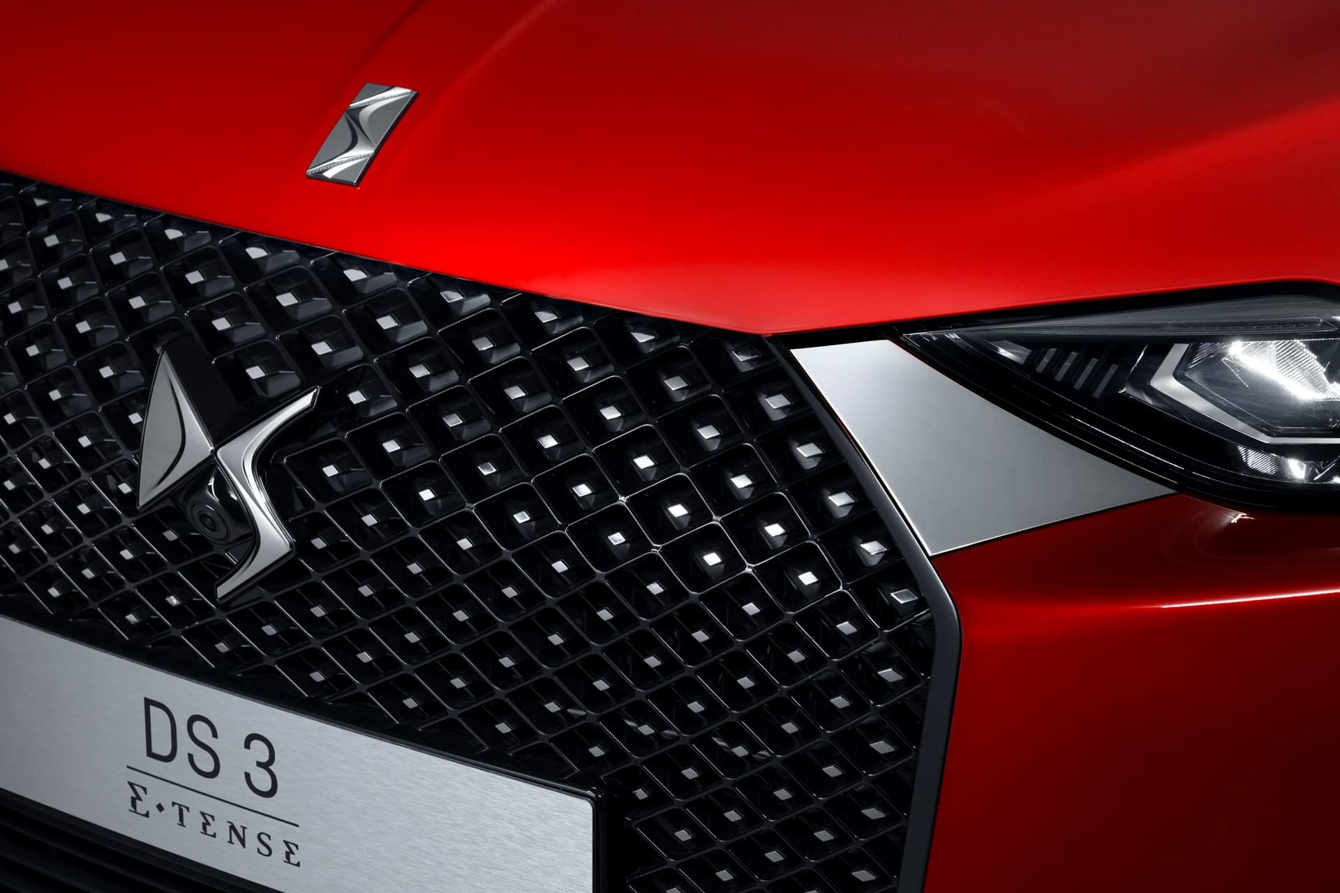 Vista cercana de la parrilla frontal y el emblema del DS 3.