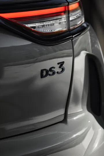 Vista cercana del piloto trasero del DS 3, enfatizando el diseño y acabado.