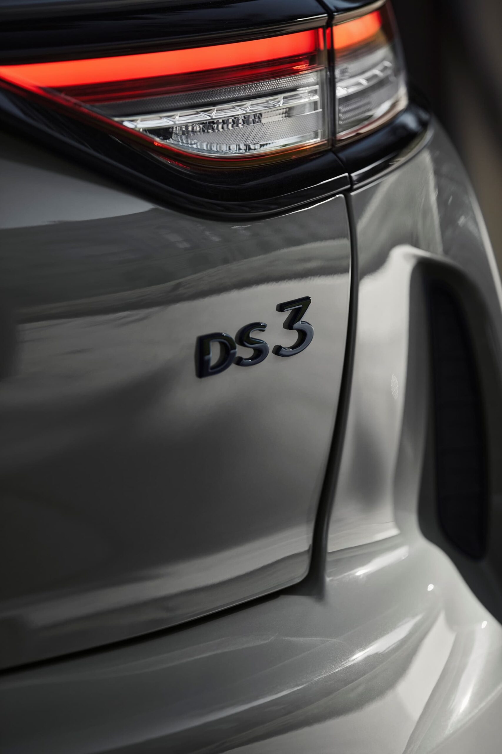 Vista cercana del piloto trasero del DS 3, enfatizando el diseño y acabado.