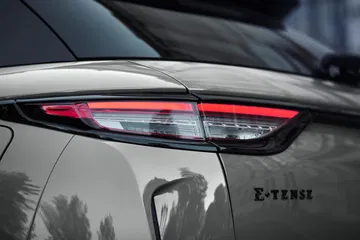 Vista cercana del piloto trasero del DS 3, resaltando su diseño característico.