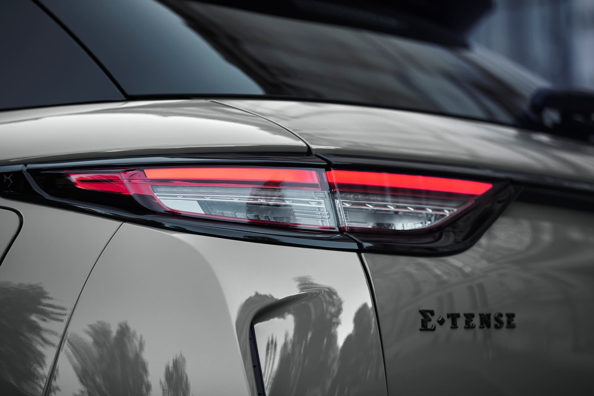 Vista cercana del piloto trasero del DS 3, resaltando su diseño característico.