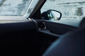 Acabados y botonería de la puerta del DS 3, demostrando calidad y diseño.