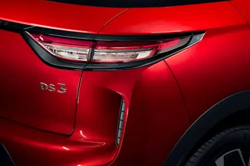 Primer plano del distintivo sistema de iluminación trasero del DS 3.