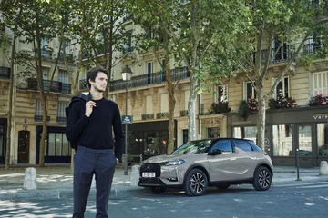 Vista del DS 3 crossover en ambiente urbano, destacando su frontal y línea lateral.